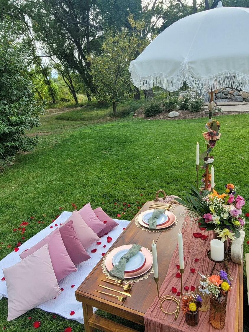 Foothills Picnics offers Fort Collins luxury picnics for dates, birthdays, engagements, anniversaries, and everything in-between. Perfect for couples, friends, and groups.