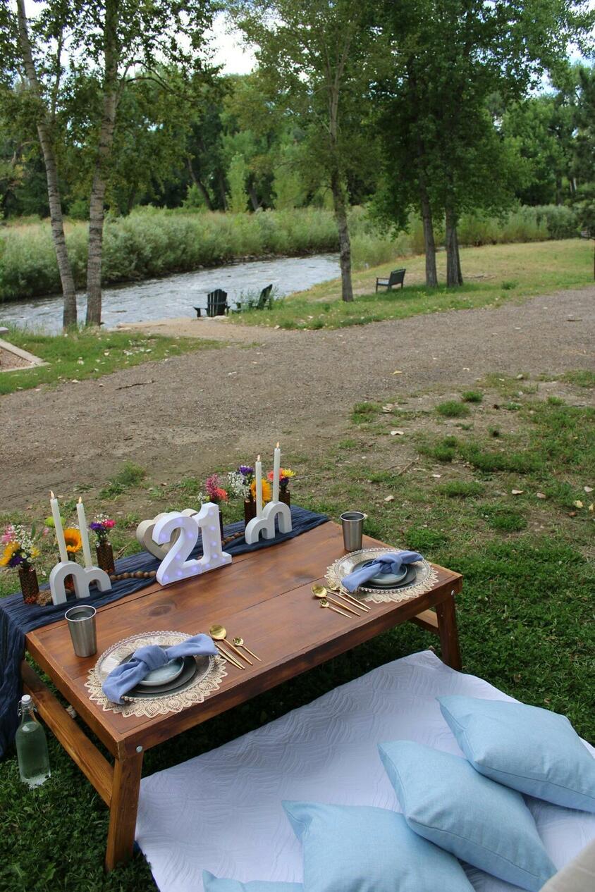 Foothills Picnics offers Fort Collins luxury picnics for dates, birthdays, engagements, anniversaries, and everything in-between. Perfect for couples, friends, and groups.