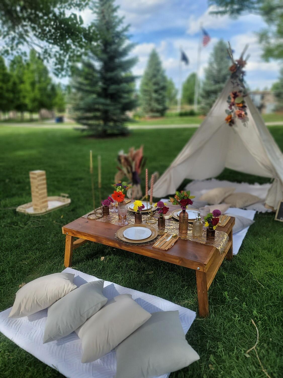 Foothills Picnics offers Fort Collins luxury picnics for dates, birthdays, engagements, anniversaries, and everything in-between. Perfect for couples, friends, and groups.