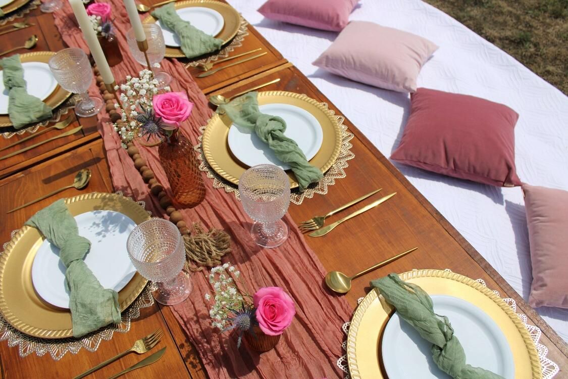 Foothills Picnics offers Fort Collins luxury picnics for dates, birthdays, engagements, anniversaries, and everything in-between. Perfect for couples, friends, and groups.