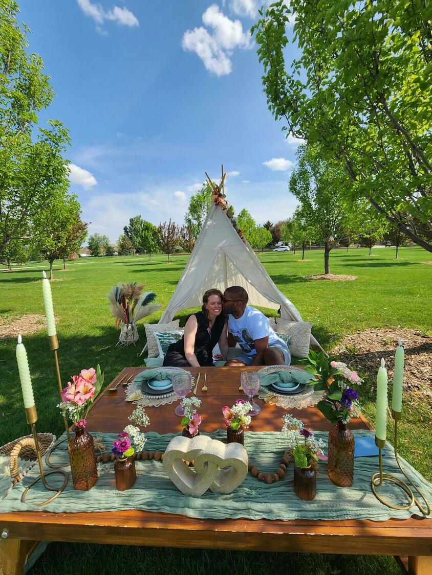 Foothills Picnics offers Fort Collins luxury picnics for dates, birthdays, engagements, anniversaries, and everything in-between. Perfect for couples, friends, and groups.