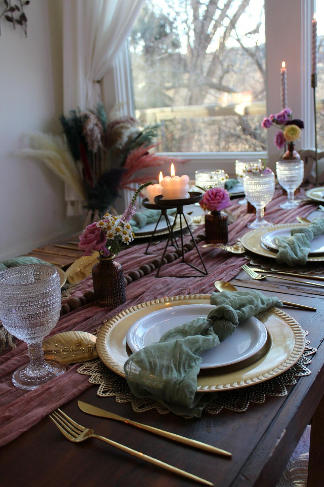 Foothills Picnics offers Fort Collins luxury picnics for dates, birthdays, engagements, anniversaries, and everything in-between. Perfect for couples, friends, and groups.