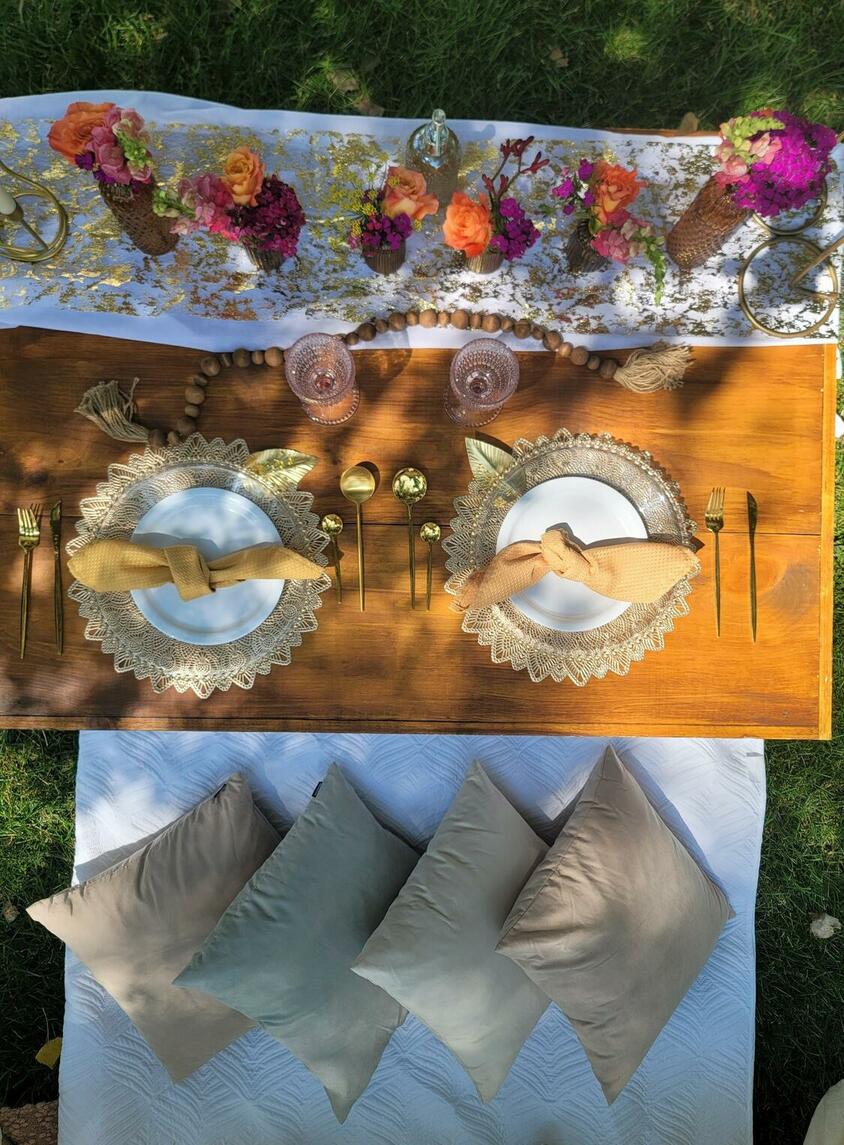 Foothills Picnics offers Fort Collins luxury picnics for dates, birthdays, engagements, anniversaries, and everything in-between. Perfect for couples, friends, and groups.