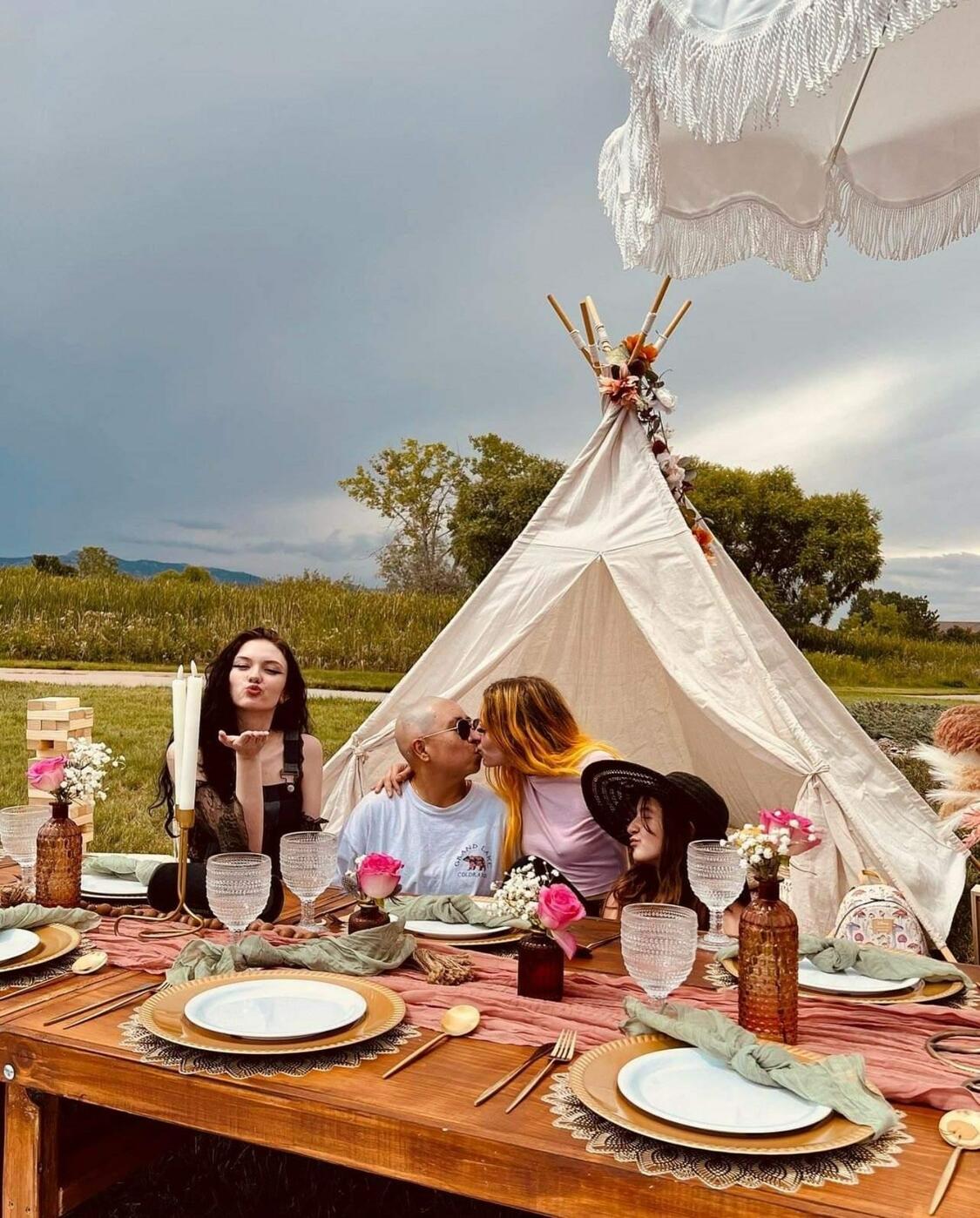Foothills Picnics offers Fort Collins luxury picnics for dates, birthdays, engagements, anniversaries, and everything in-between. Perfect for couples, friends, and groups.
