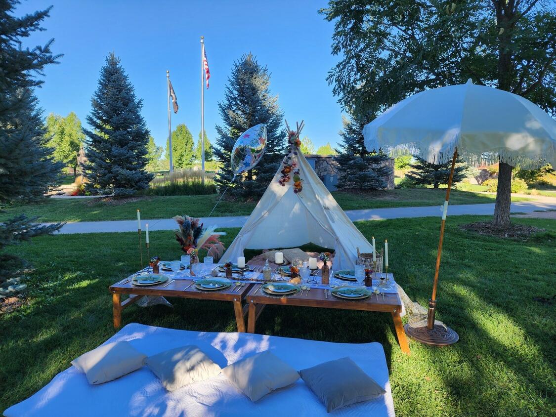 Foothills Picnics offers Fort Collins luxury picnics for dates, birthdays, engagements, anniversaries, and everything in-between. Perfect for couples, friends, and groups.