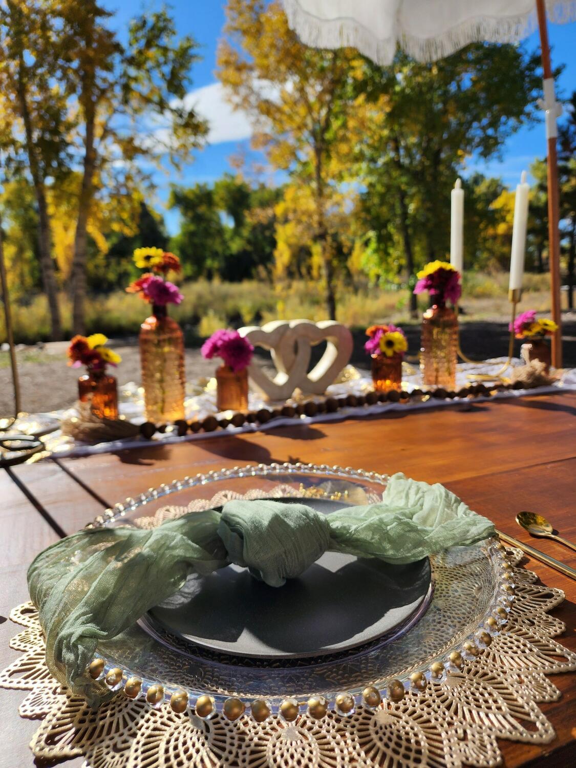 Foothills Picnics offers Fort Collins luxury picnics for dates, birthdays, engagements, anniversaries, and everything in-between. Perfect for couples, friends, and groups.