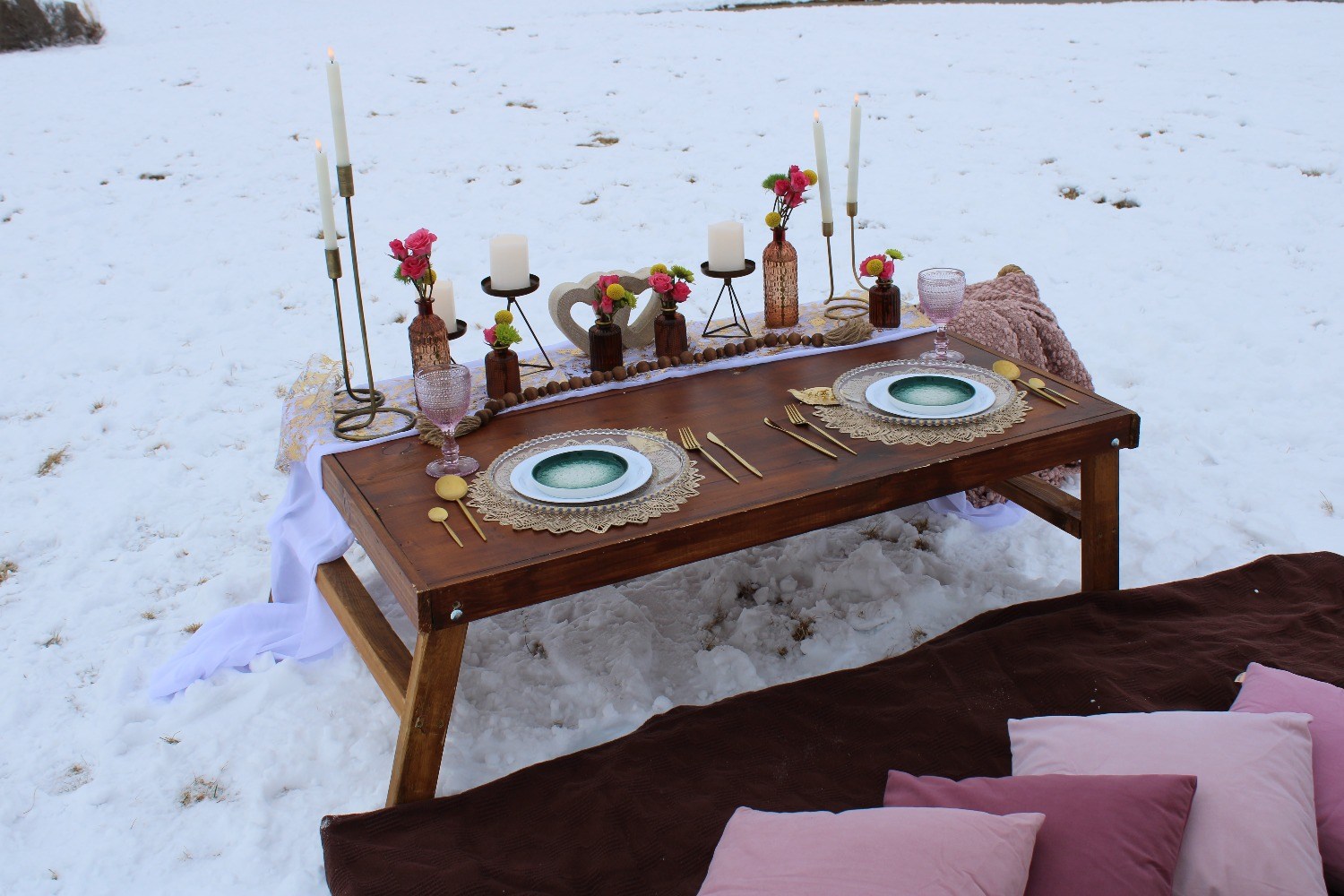 Foothills Picnics offers Fort Collins luxury picnics for dates, birthdays, engagements, anniversaries, and everything in-between. Perfect for couples, friends, and groups.