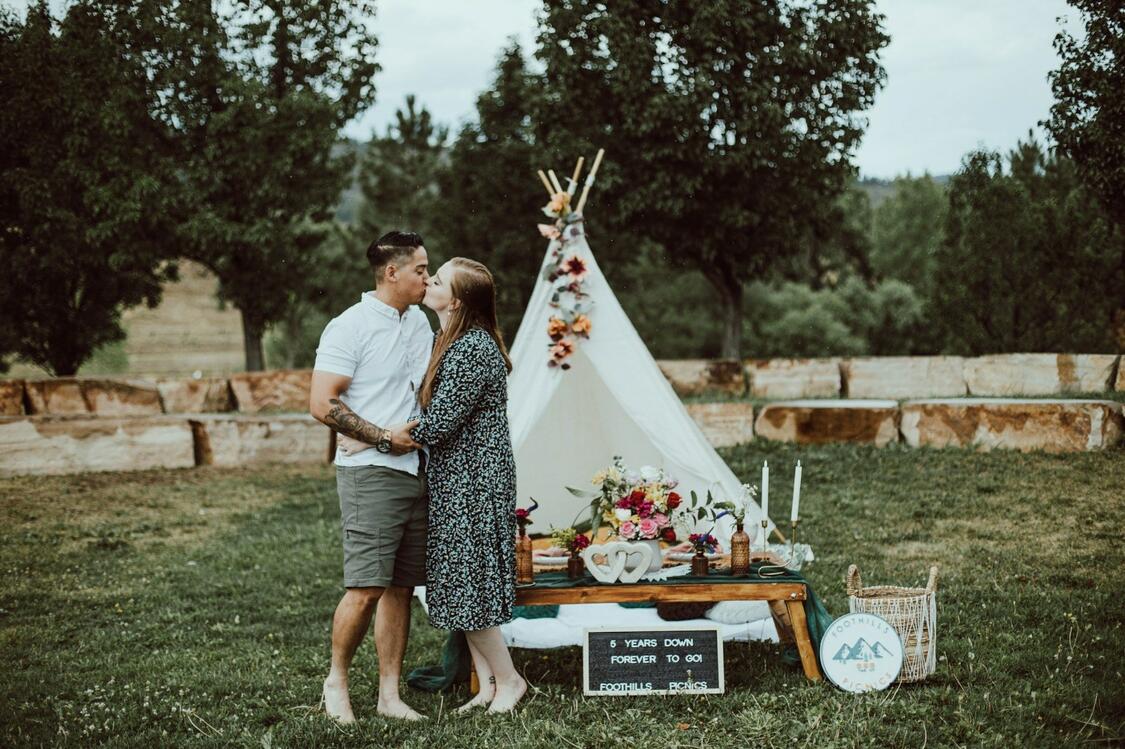 Foothills Picnics offers Fort Collins luxury picnics for dates, birthdays, engagements, anniversaries, and everything in-between. Perfect for couples, friends, and groups.