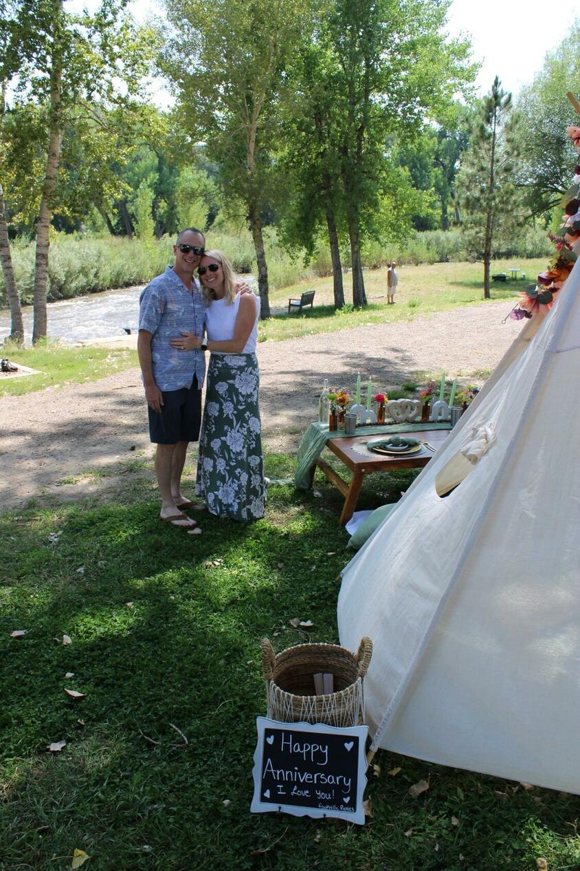 Foothills Picnics offers Fort Collins luxury picnics for dates, birthdays, engagements, anniversaries, and everything in-between. Perfect for couples, friends, and groups.