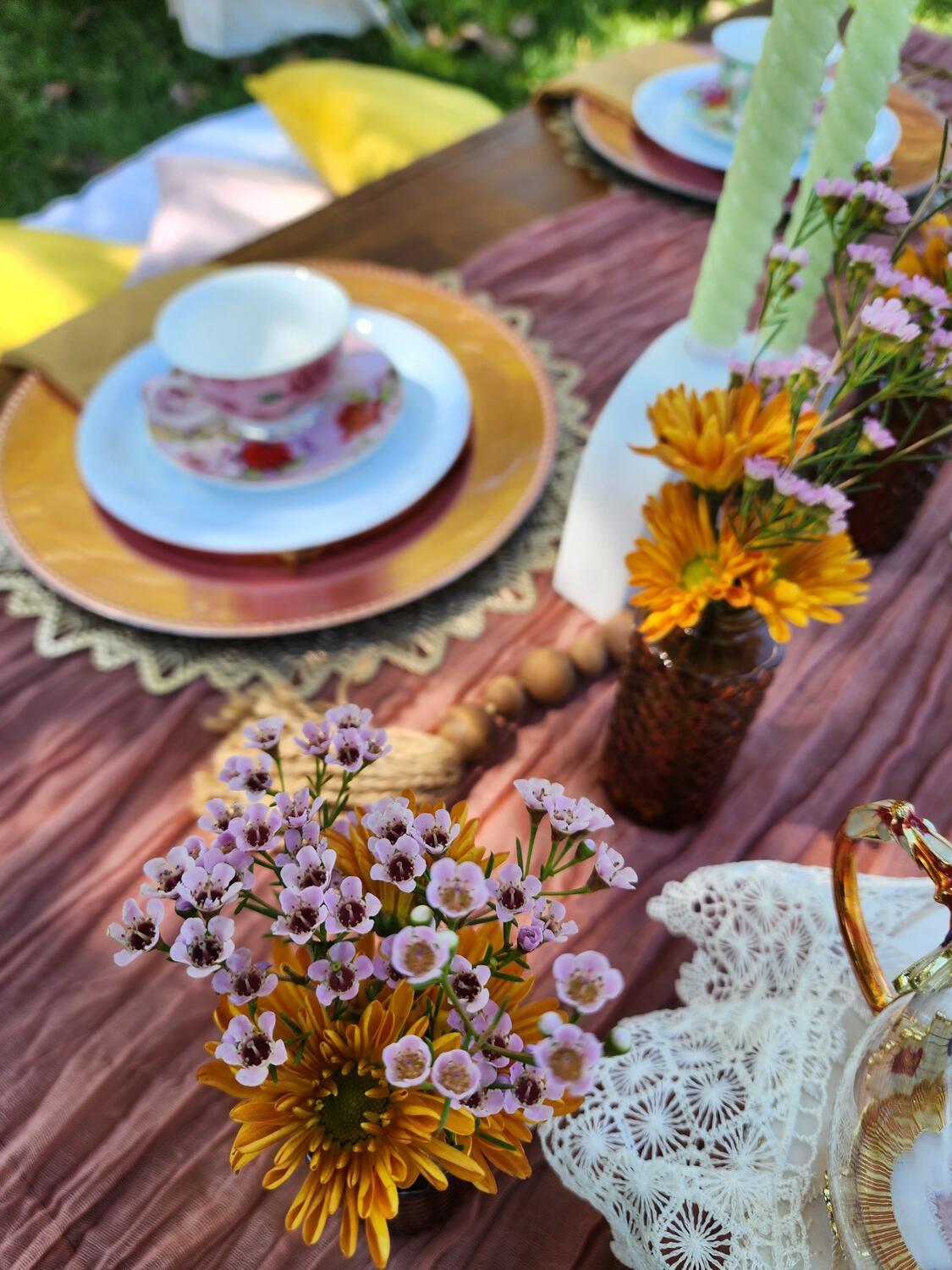 Foothills Picnics offers Fort Collins luxury picnics for dates, birthdays, engagements, anniversaries, and everything in-between. Perfect for couples, friends, and groups.