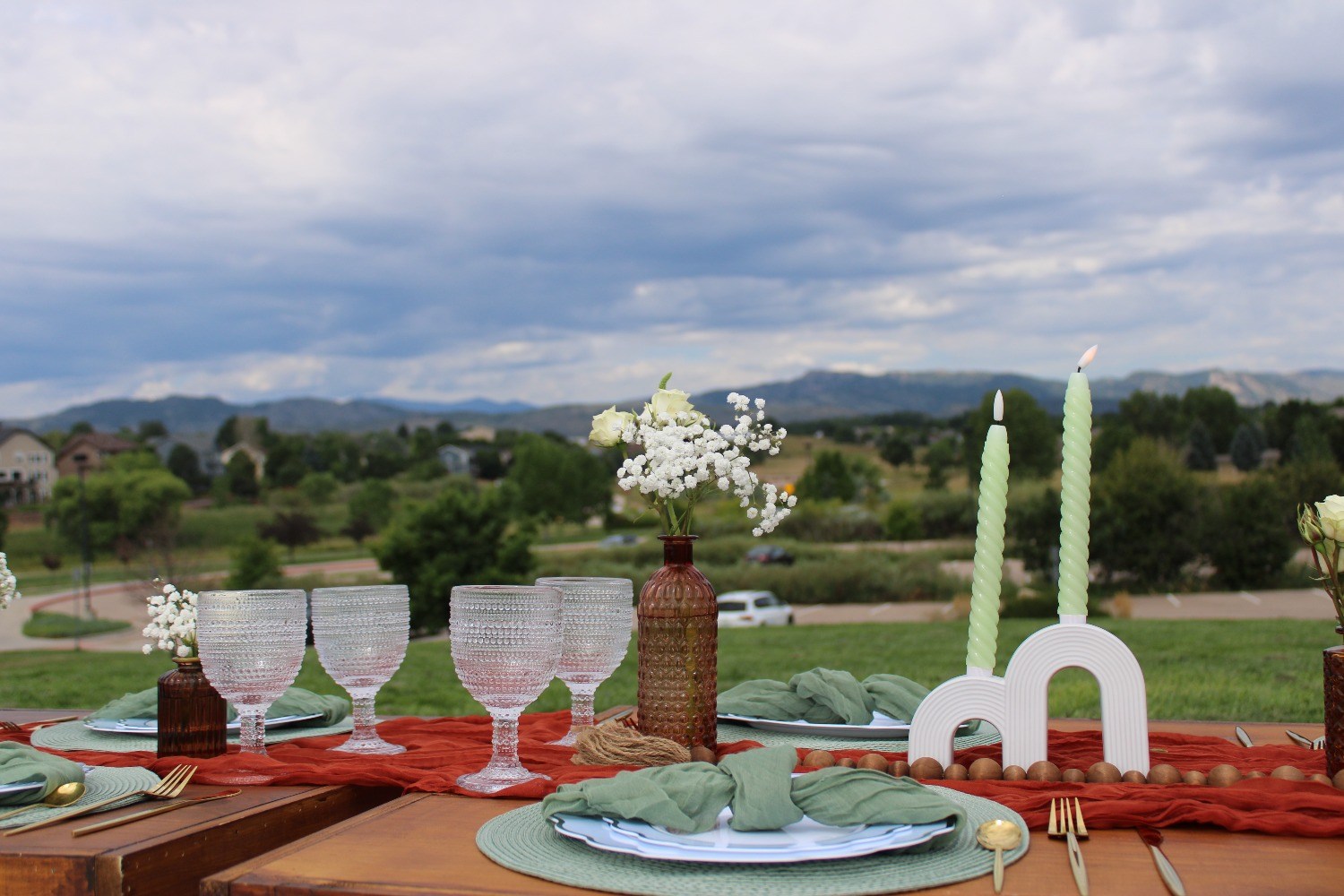 Foothills Picnics offers Fort Collins luxury picnics for dates, birthdays, engagements, anniversaries, and everything in-between. Perfect for couples, friends, and groups.