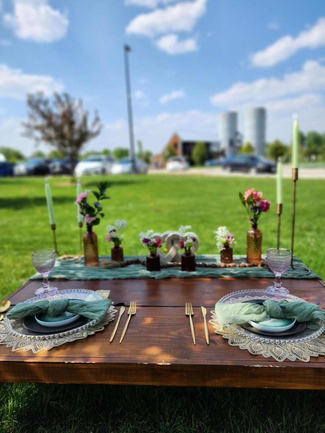 Foothills Picnics offers Fort Collins luxury picnics for dates, birthdays, engagements, anniversaries, and everything in-between. Perfect for couples, friends, and groups.