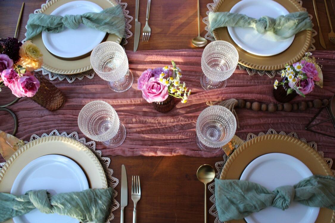 Foothills Picnics offers Fort Collins luxury picnics for dates, birthdays, engagements, anniversaries, and everything in-between. Perfect for couples, friends, and groups.