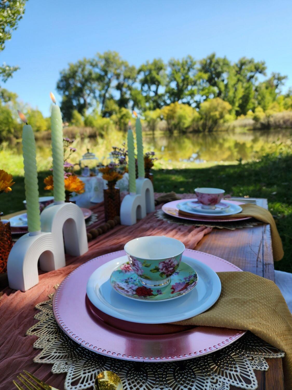 Foothills Picnics offers Fort Collins luxury picnics for dates, birthdays, engagements, anniversaries, and everything in-between. Perfect for couples, friends, and groups.