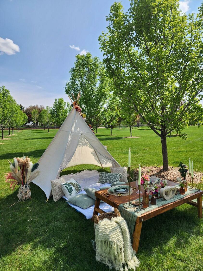 Foothills Picnics offers Fort Collins luxury picnics for dates, birthdays, engagements, anniversaries, and everything in-between. Perfect for couples, friends, and groups.