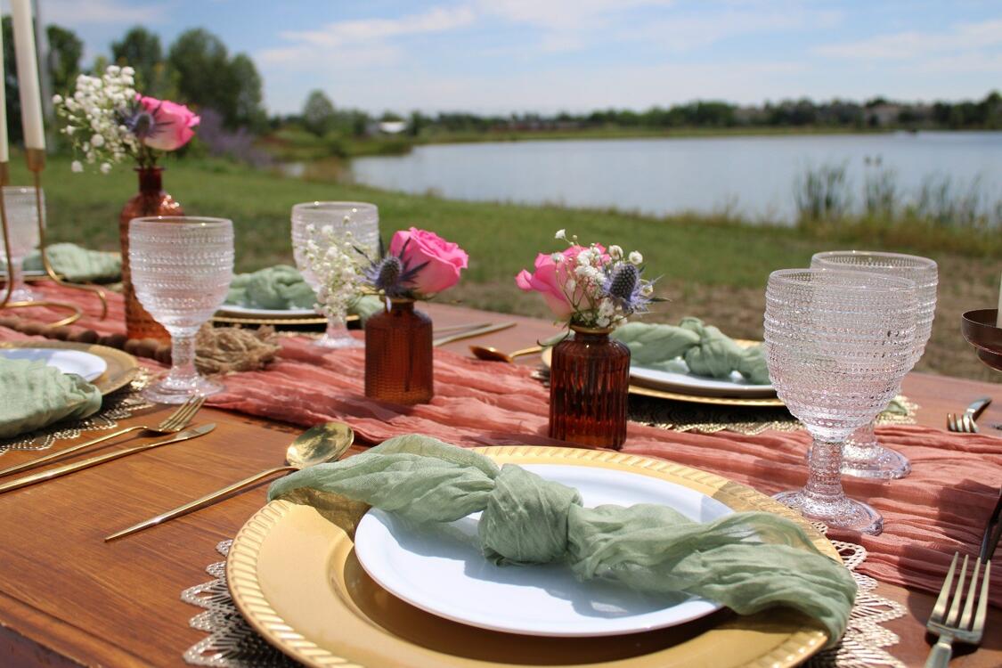 Foothills Picnics offers Fort Collins luxury picnics for dates, birthdays, engagements, anniversaries, and everything in-between. Perfect for couples, friends, and groups.