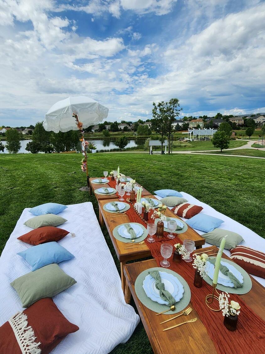 Foothills Picnics offers Fort Collins luxury picnics for dates, birthdays, engagements, anniversaries, and everything in-between. Perfect for couples, friends, and groups.