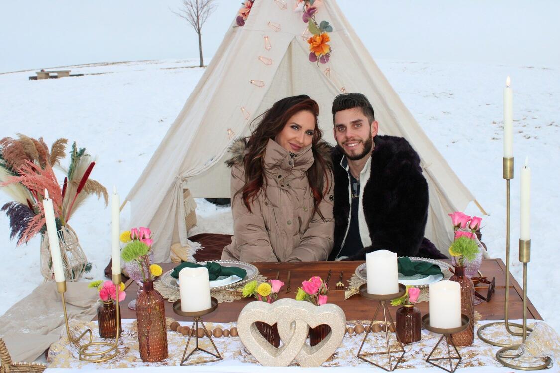 Foothills Picnics offers Fort Collins luxury picnics for dates, birthdays, engagements, anniversaries, and everything in-between. Perfect for couples, friends, and groups.