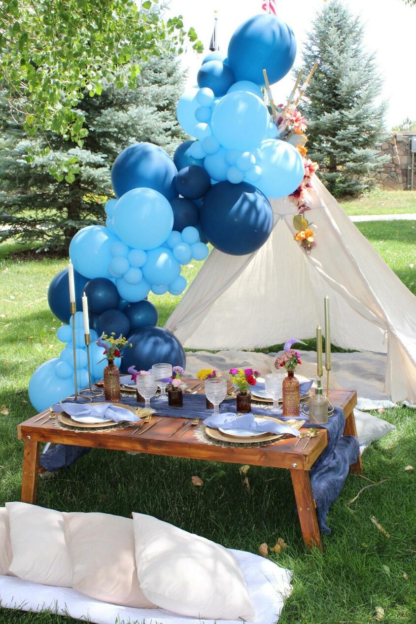Foothills Picnics offers Fort Collins luxury picnics for dates, birthdays, engagements, anniversaries, and everything in-between. Perfect for couples, friends, and groups.