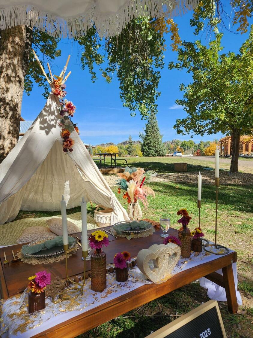 Foothills Picnics offers Fort Collins luxury picnics for dates, birthdays, engagements, anniversaries, and everything in-between. Perfect for couples, friends, and groups.