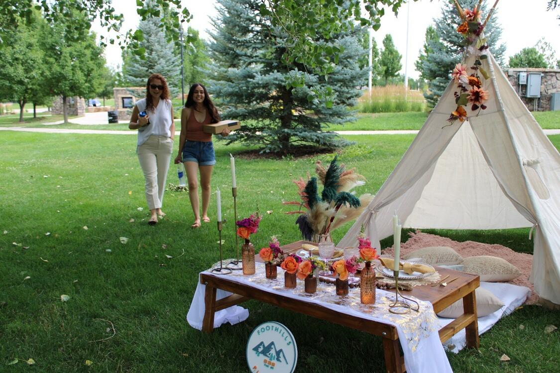 Foothills Picnics offers Fort Collins luxury picnics for dates, birthdays, engagements, anniversaries, and everything in-between. Perfect for couples, friends, and groups.