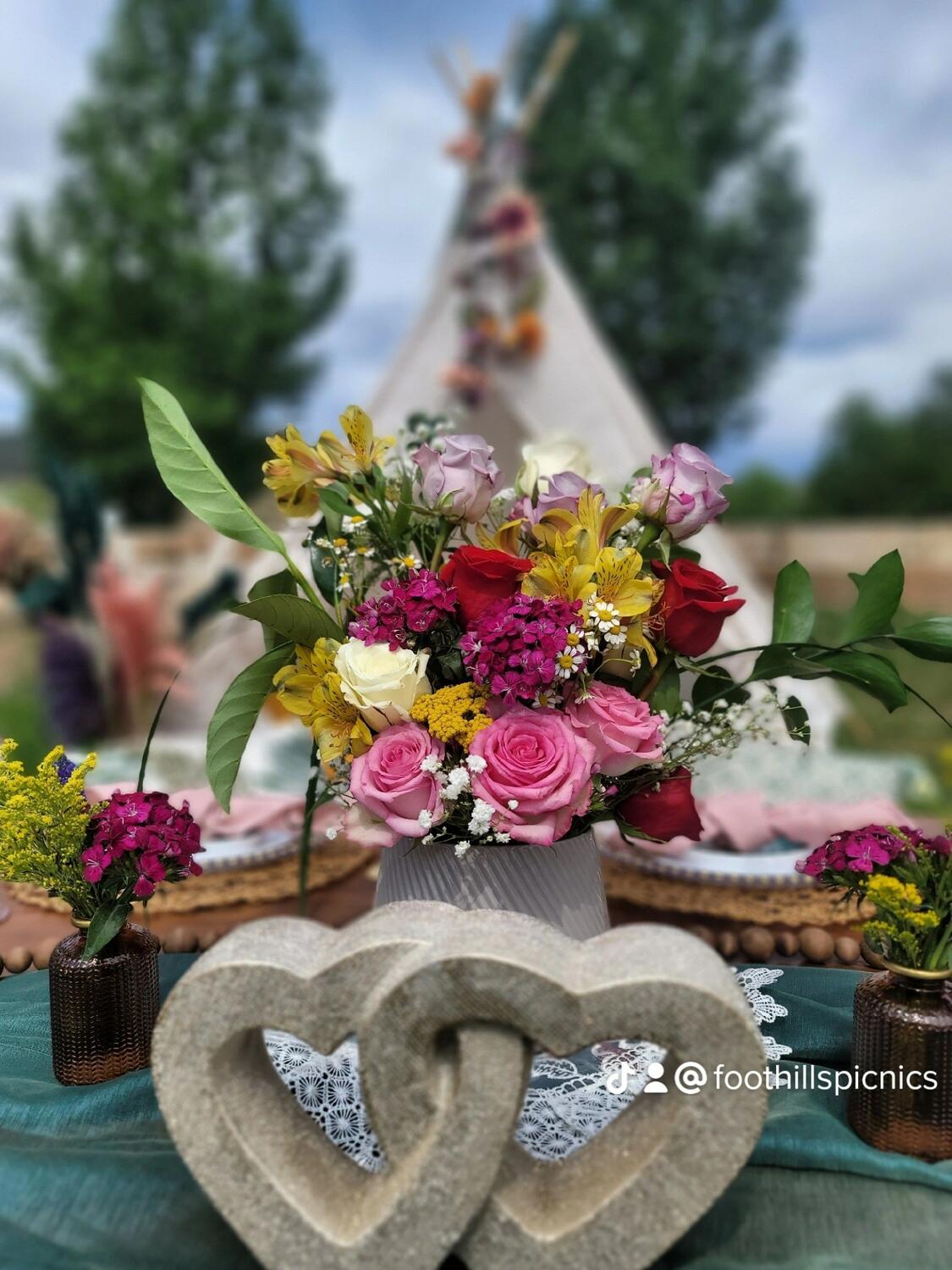 Foothills Picnics offers Fort Collins luxury picnics for dates, birthdays, engagements, anniversaries, and everything in-between. Perfect for couples, friends, and groups.