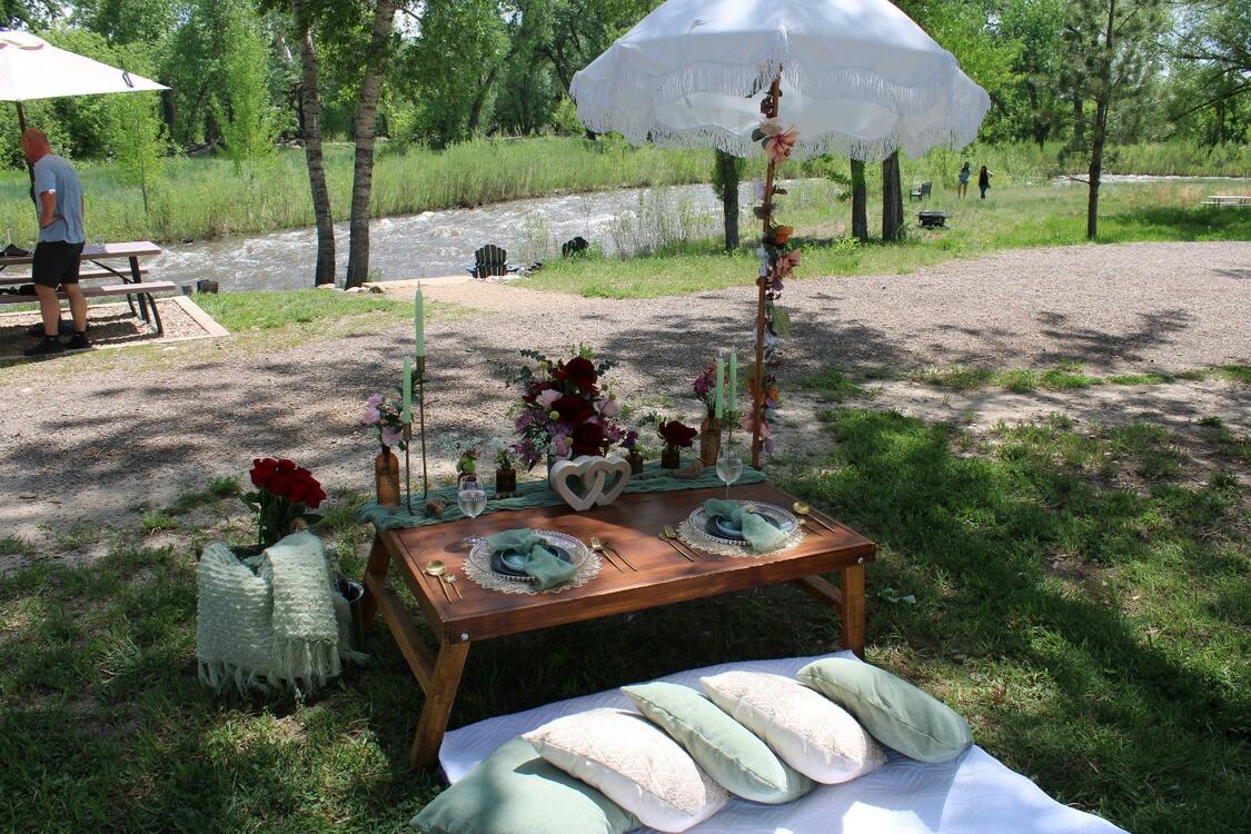 Foothills Picnics offers Fort Collins luxury picnics for dates, birthdays, engagements, anniversaries, and everything in-between. Perfect for couples, friends, and groups.