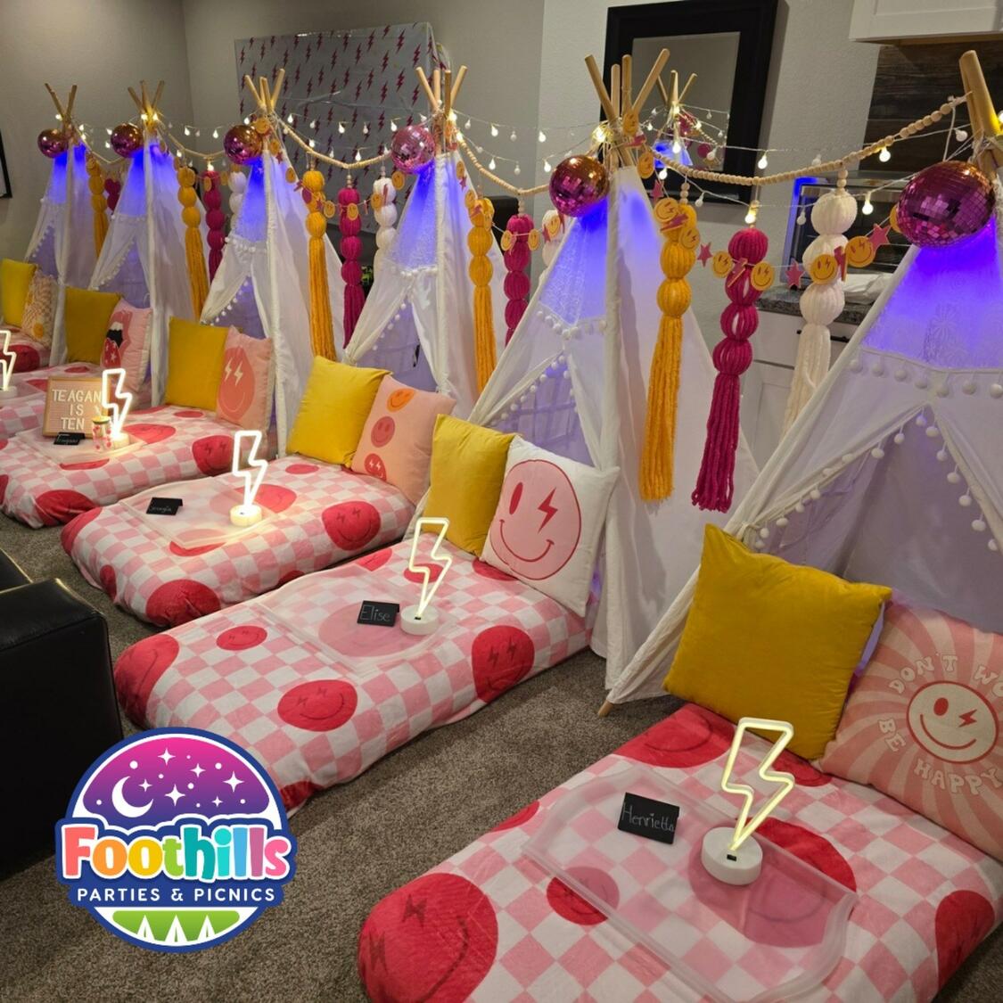Foothills Picnics offers Fort Collins luxury picnics for dates, birthdays, engagements, anniversaries, and everything in-between. Perfect for couples, friends, and groups.