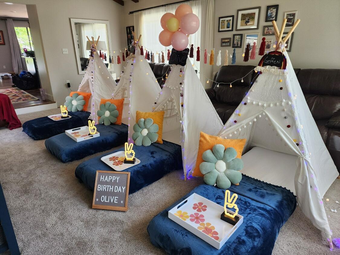 Foothills Picnics offers Fort Collins luxury picnics for dates, birthdays, engagements, anniversaries, and everything in-between. Perfect for couples, friends, and groups.