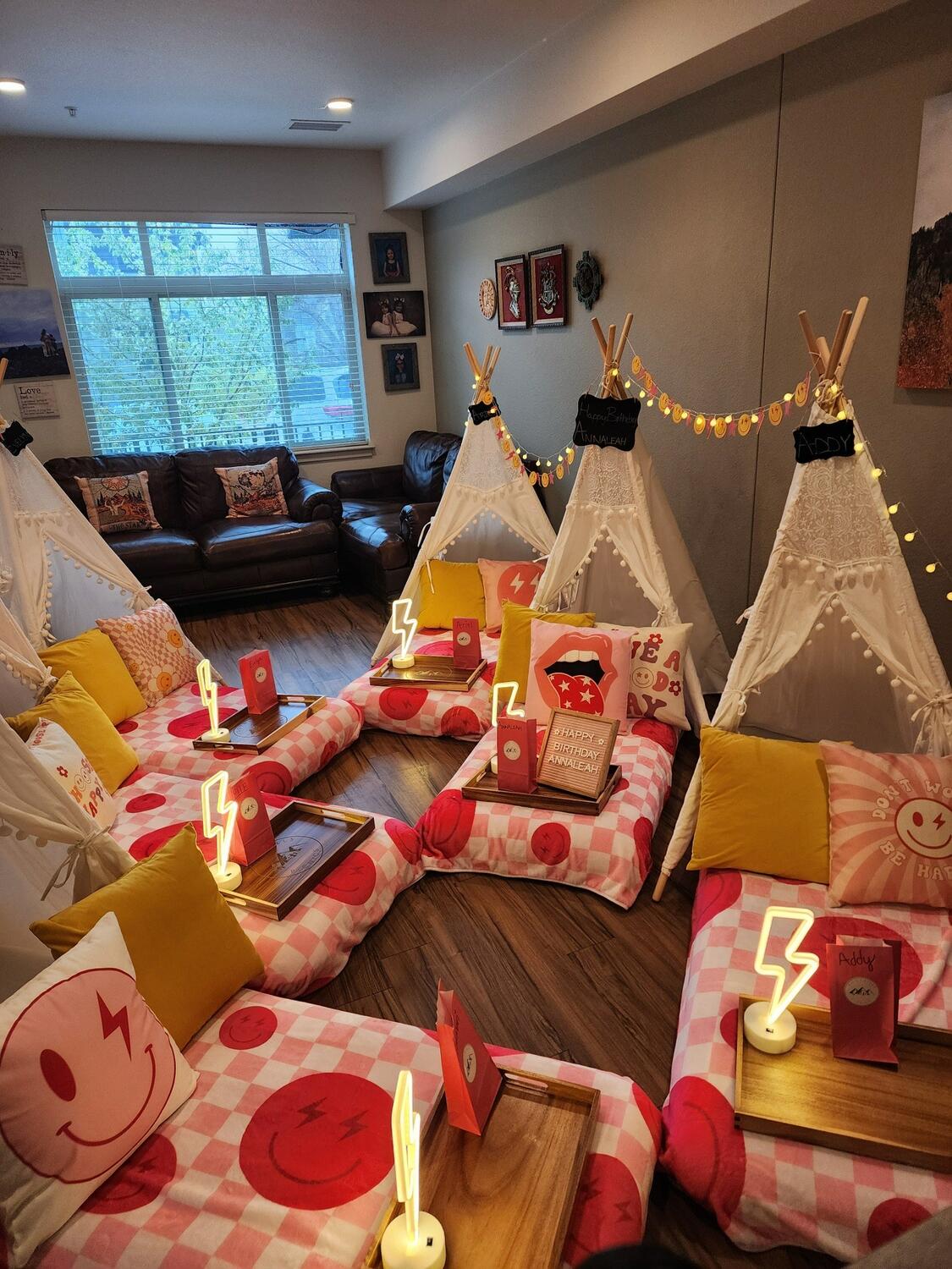 Foothills Picnics offers Fort Collins luxury picnics for dates, birthdays, engagements, anniversaries, and everything in-between. Perfect for couples, friends, and groups.
