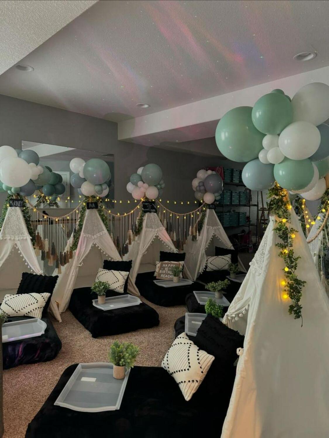 Foothills Picnics offers Fort Collins luxury picnics for dates, birthdays, engagements, anniversaries, and everything in-between. Perfect for couples, friends, and groups.