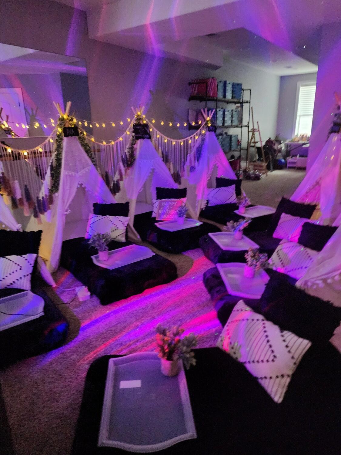 Foothills Picnics offers Fort Collins luxury picnics for dates, birthdays, engagements, anniversaries, and everything in-between. Perfect for couples, friends, and groups.