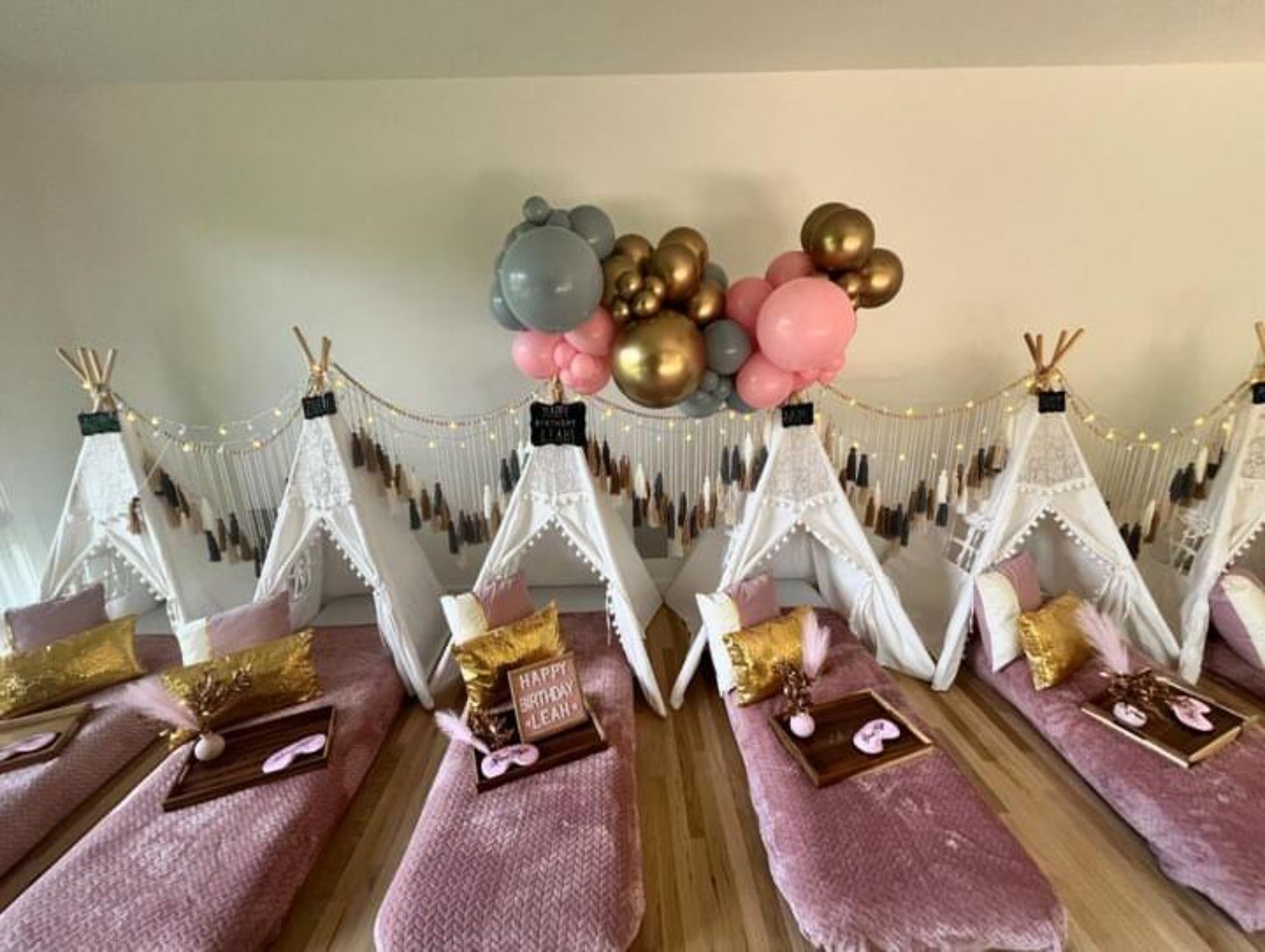 Foothills Picnics offers Fort Collins luxury picnics for dates, birthdays, engagements, anniversaries, and everything in-between. Perfect for couples, friends, and groups.