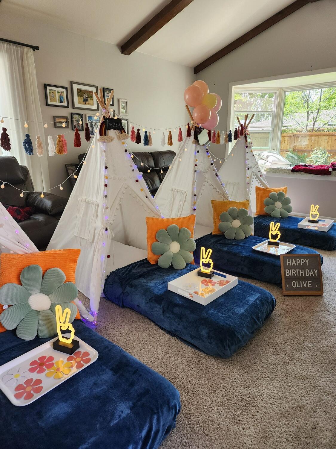Foothills Picnics offers Fort Collins luxury picnics for dates, birthdays, engagements, anniversaries, and everything in-between. Perfect for couples, friends, and groups.