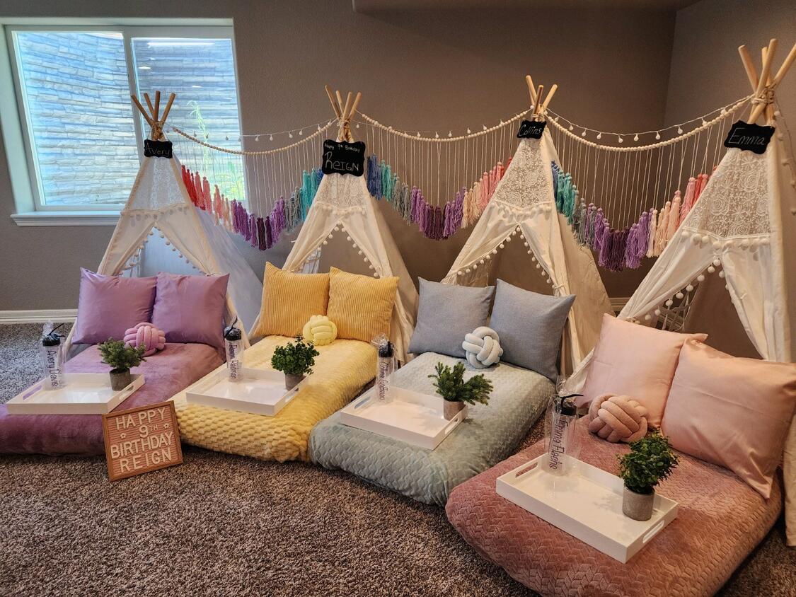 Foothills Picnics offers Fort Collins luxury picnics for dates, birthdays, engagements, anniversaries, and everything in-between. Perfect for couples, friends, and groups.