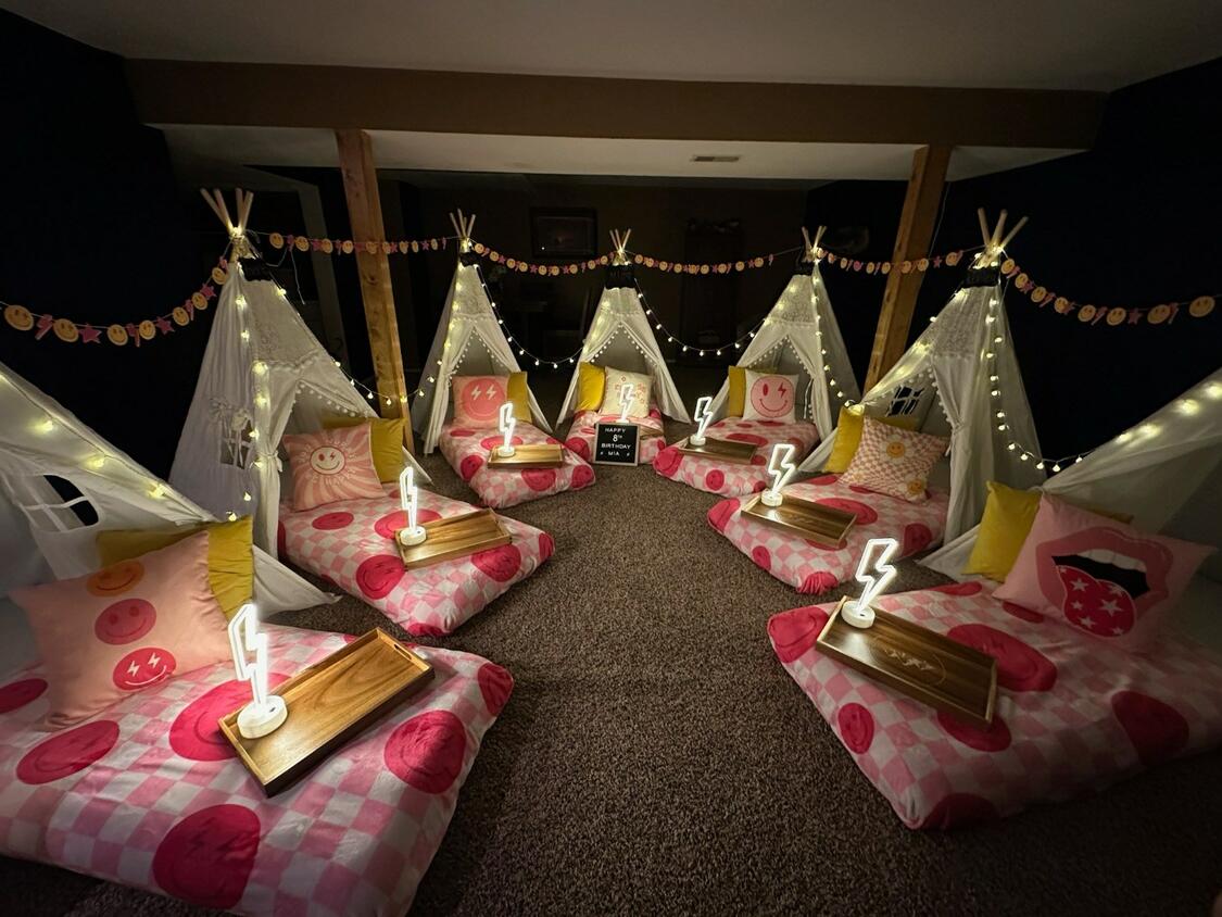 Foothills Picnics offers Fort Collins luxury picnics for dates, birthdays, engagements, anniversaries, and everything in-between. Perfect for couples, friends, and groups.