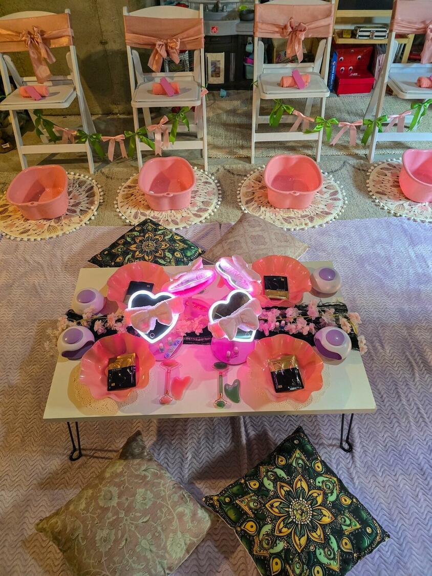 Foothills Picnics offers Fort Collins luxury picnics for dates, birthdays, engagements, anniversaries, and everything in-between. Perfect for couples, friends, and groups.